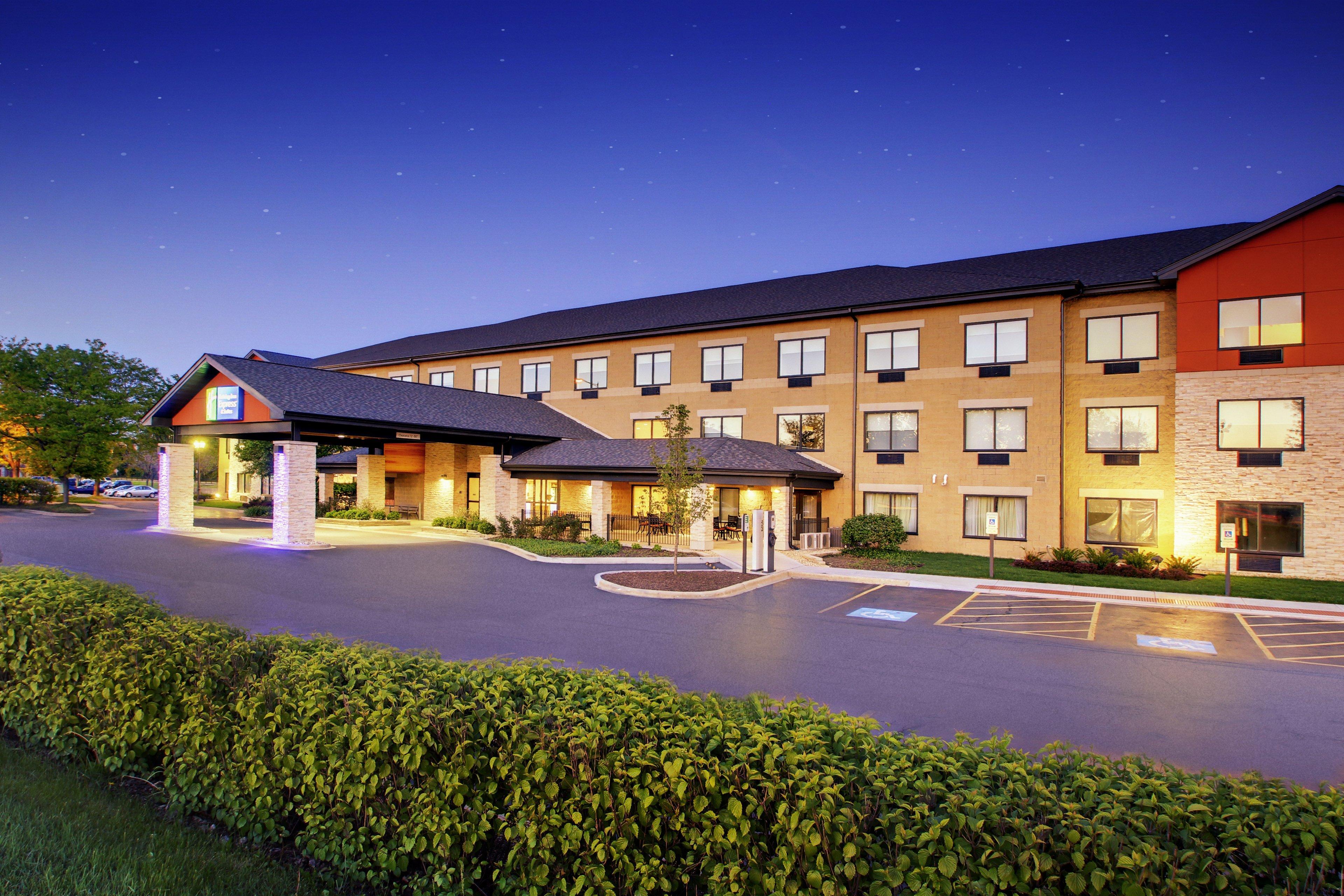 Holiday Inn Express & Suites Aurora - Naperville, An Ihg Hotel Exterior photo