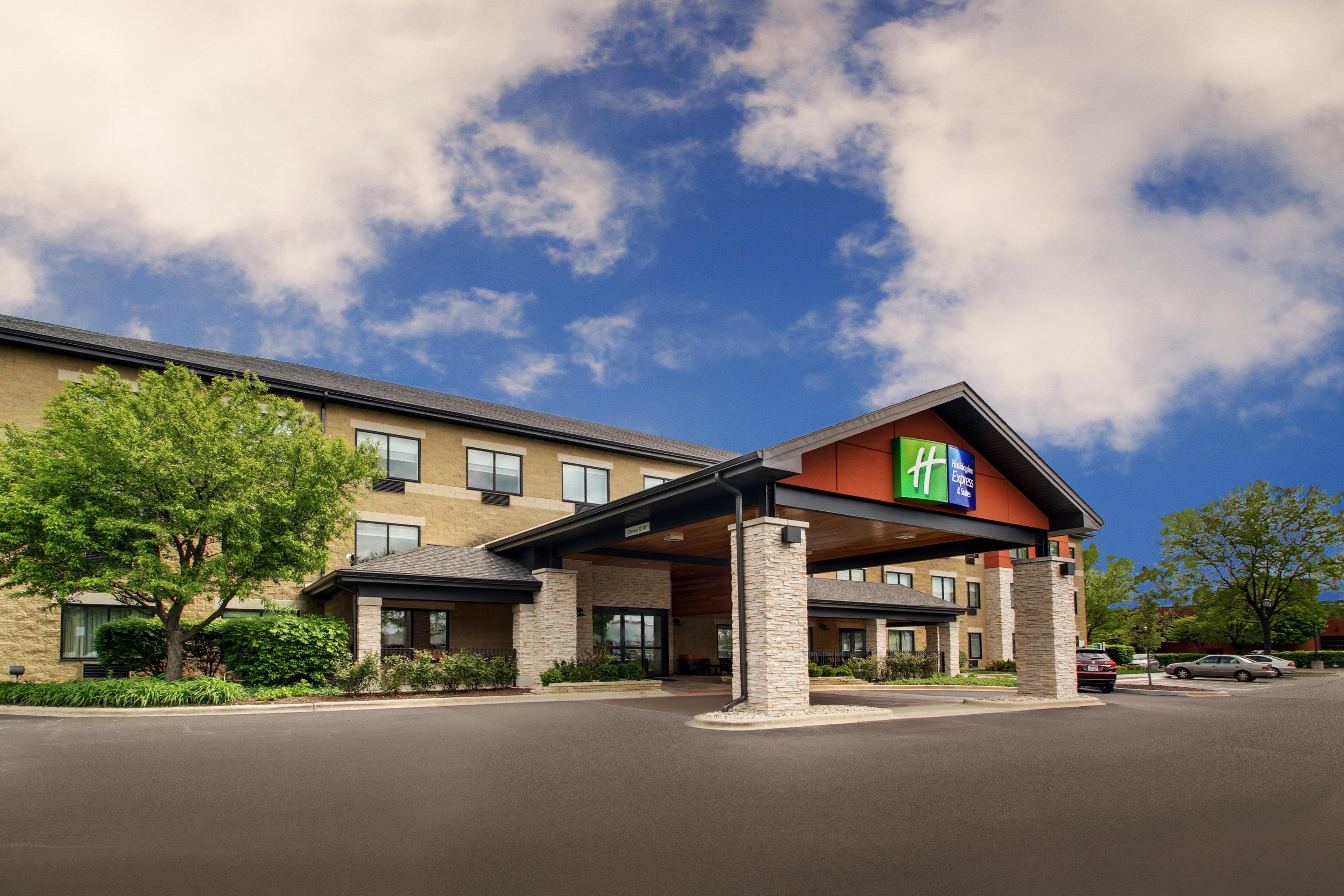 Holiday Inn Express & Suites Aurora - Naperville, An Ihg Hotel Exterior photo